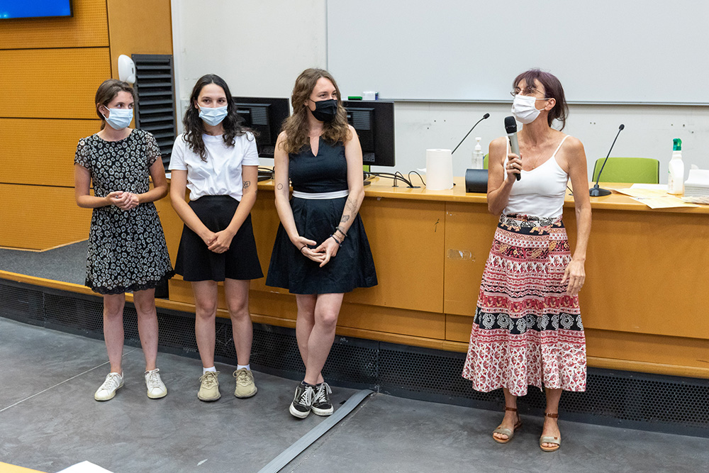 Les trois finalistes avec toute à gauche Ludivine Laffon, premier prix (Inrae, IRPNC, IMBE, Avignon Université) et au centre Romane Blaya, deuxième prix  (IRPNC, IMBE, Avignon Université)