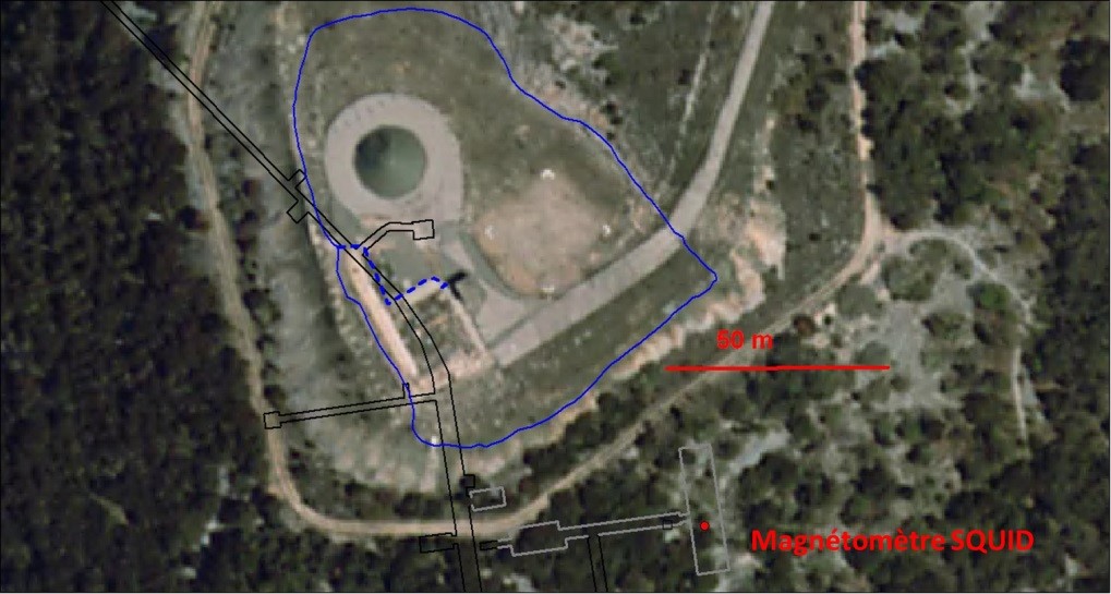 Vue aérienne du site de surface du LSBB, situé au sommet de la montagne.Trait bleu : Tracé du câble formant la source magnétique ;Trait noir : Galeries souterraines.